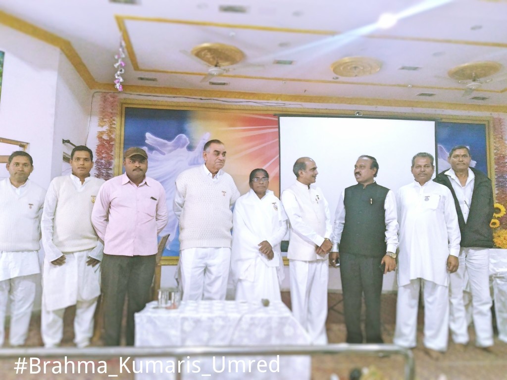 आमदार श्री पारवे जी वा अन्य अतिथिगन